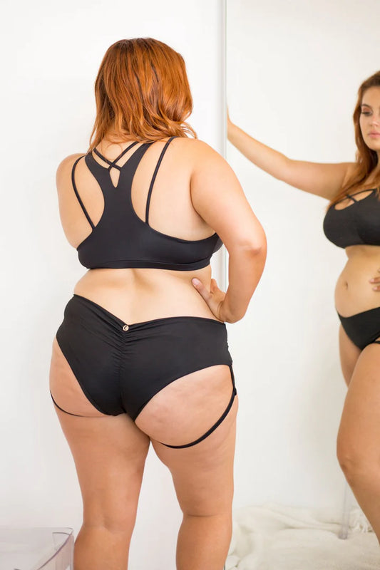 LUNALAE LURE YOU SHORTS - LOW WAIST SCRUNCH GARTER SHORTS - SVART