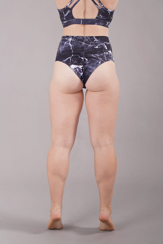 OFF THE POLE SCRUNCH HIGH WAIST SHORTS- SVART MARMOR