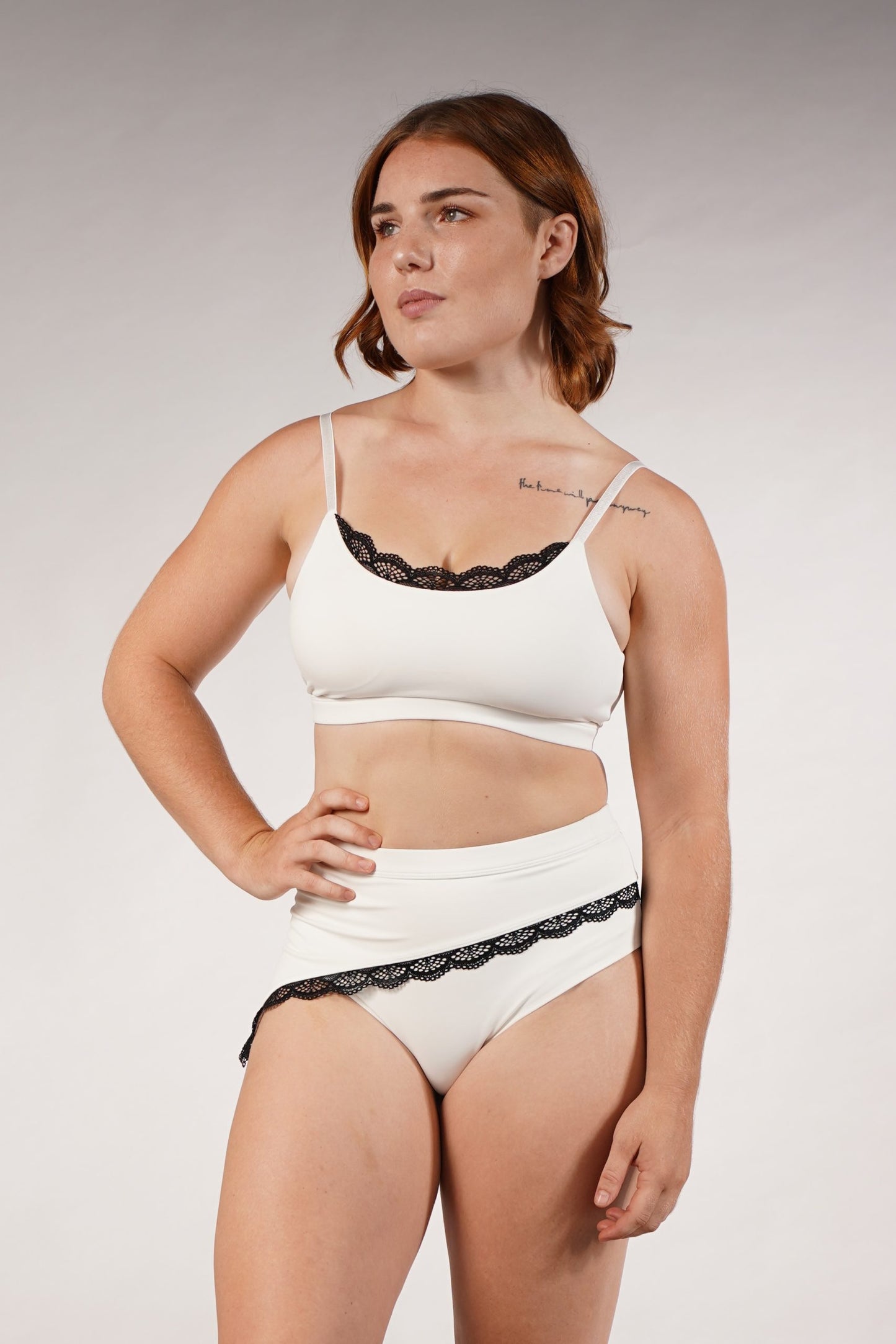 OFF THE POLE LACE TOP HVIT