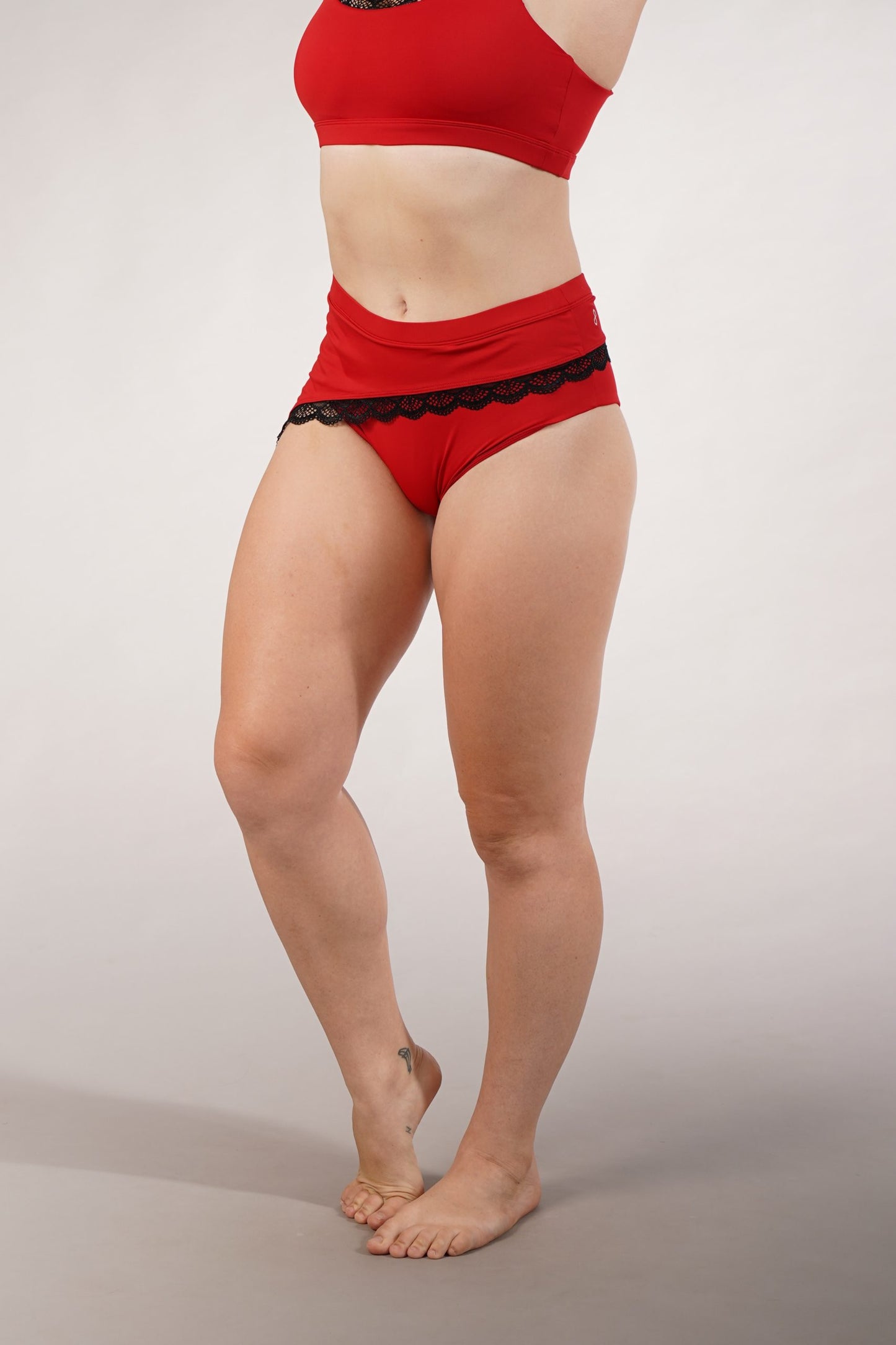 OFF THE POLE LACE SHORTS RØD