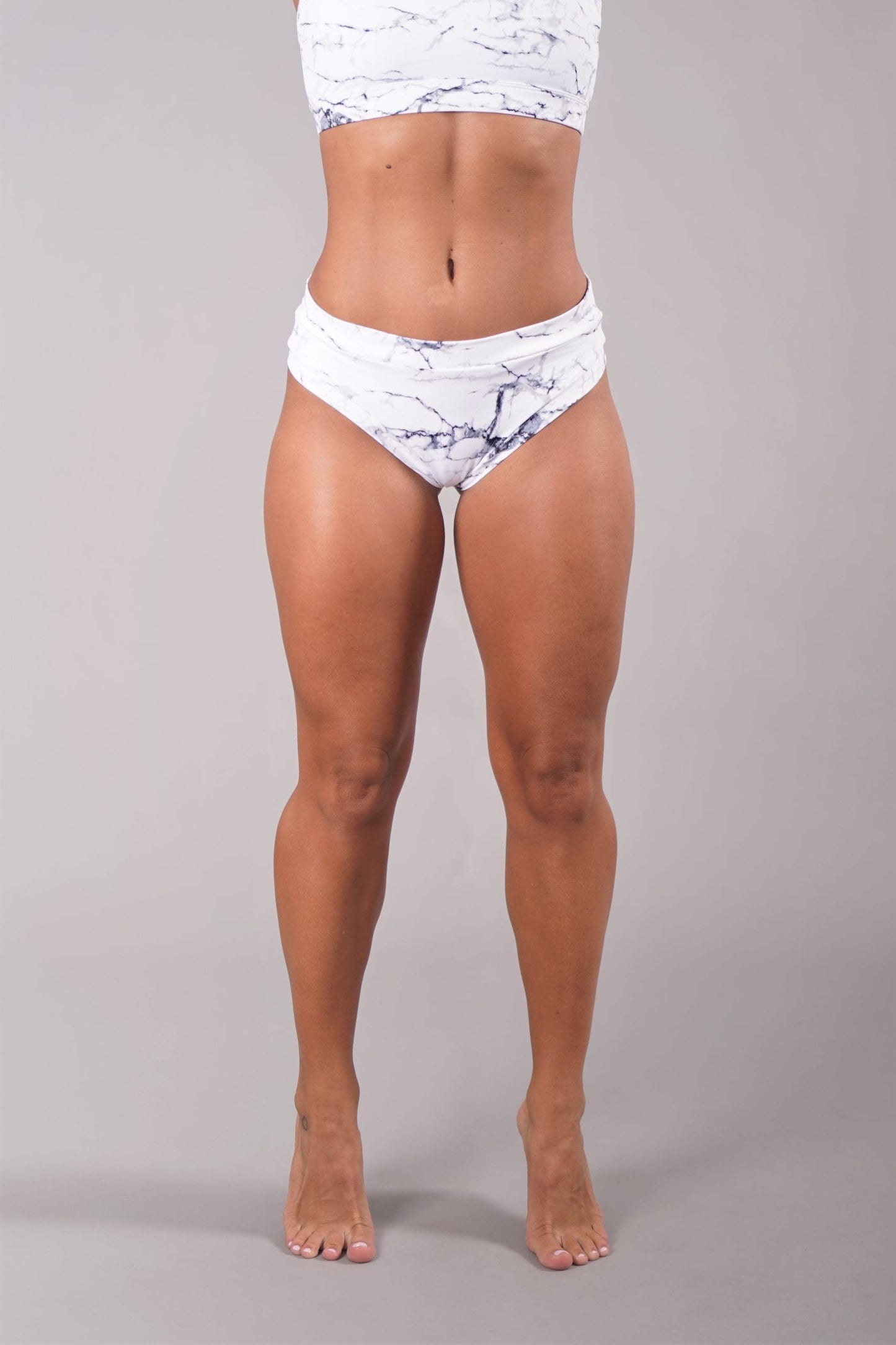 OFF THE POLE CLASSIC SCRUNCH SHORTS- HVIT MARMOR