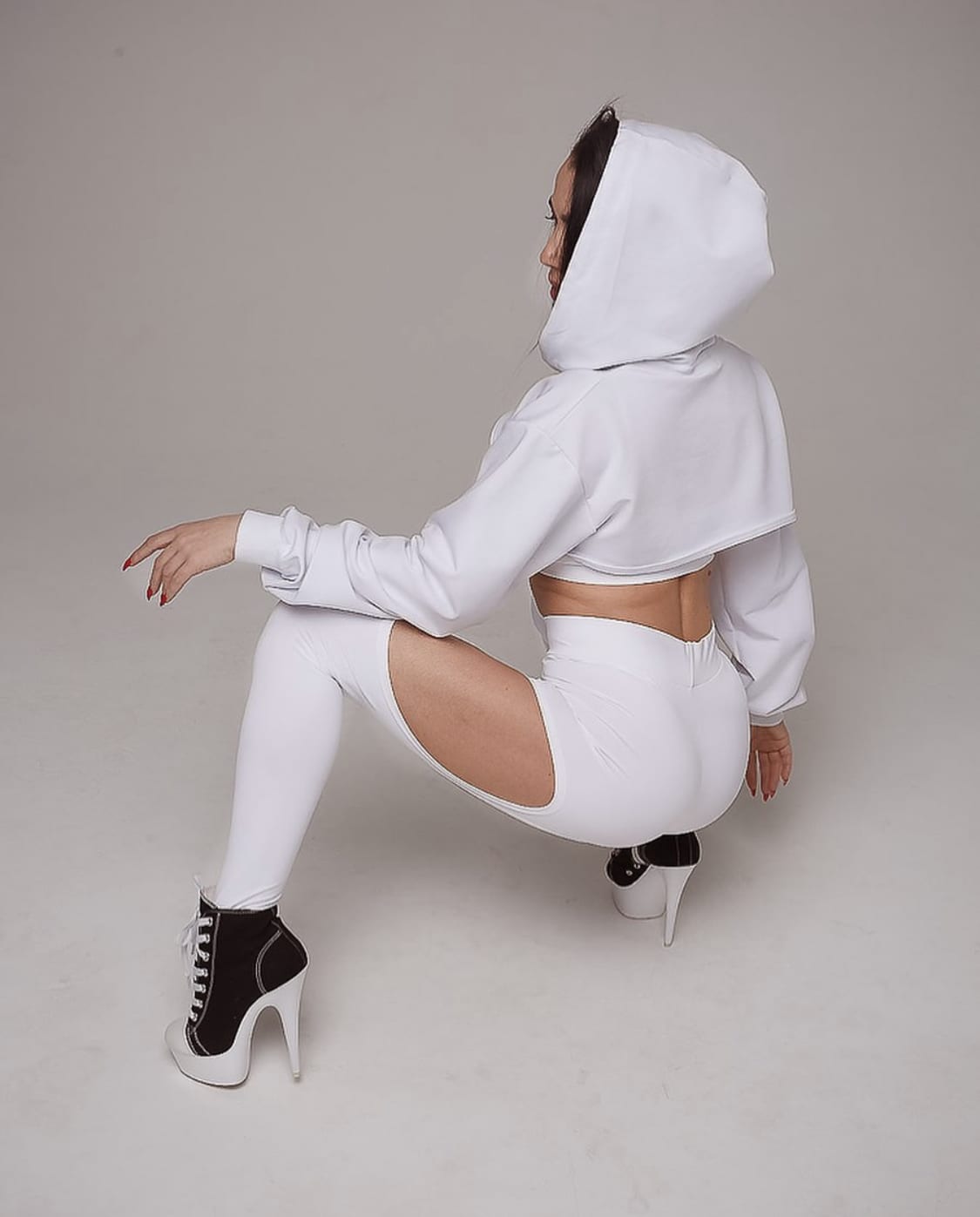 HELEN WEAR BRAND CROPPED HOODIE - HVIT