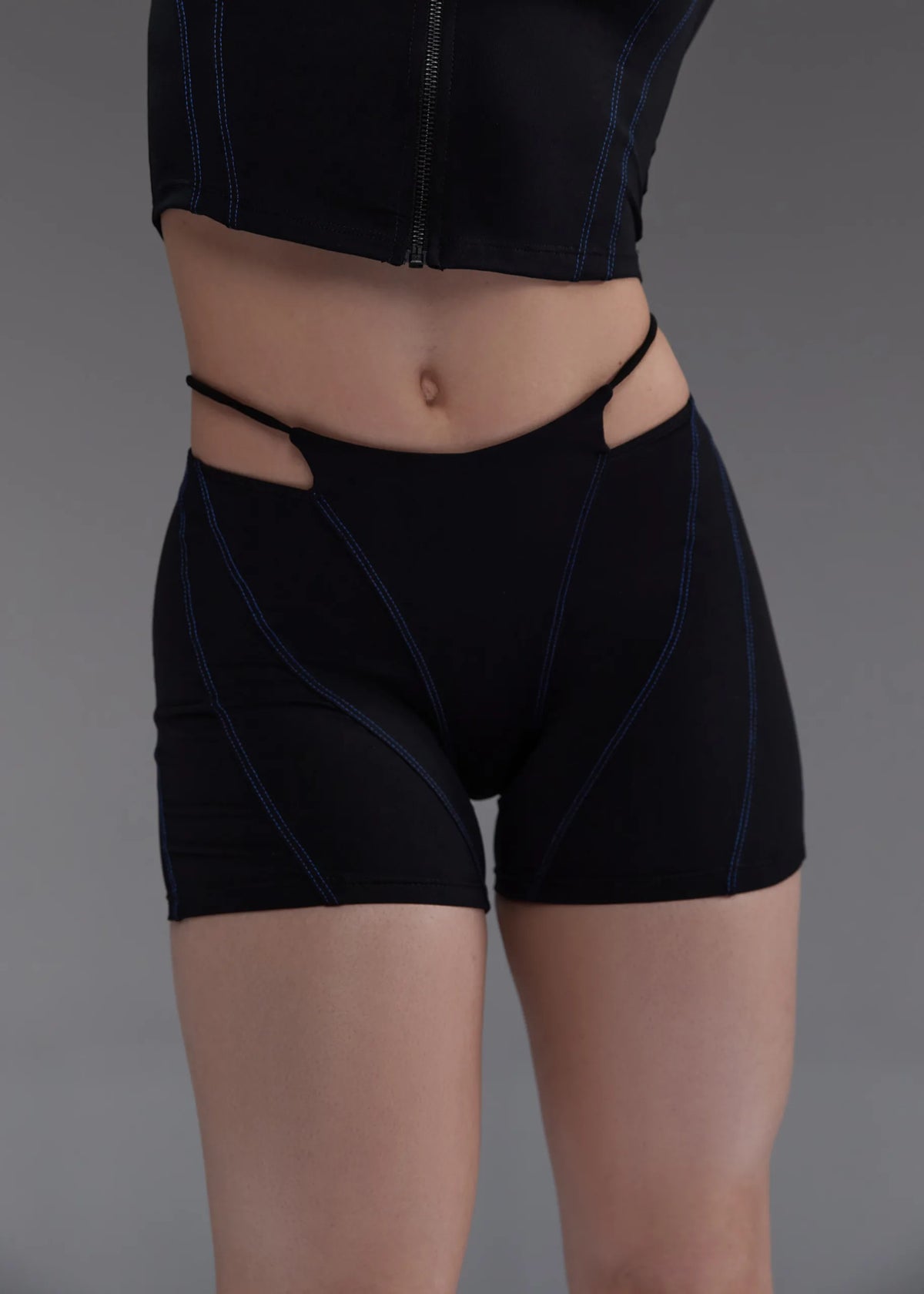 QUEEN - EXPOSED STRAP SHORTS IN BLACK