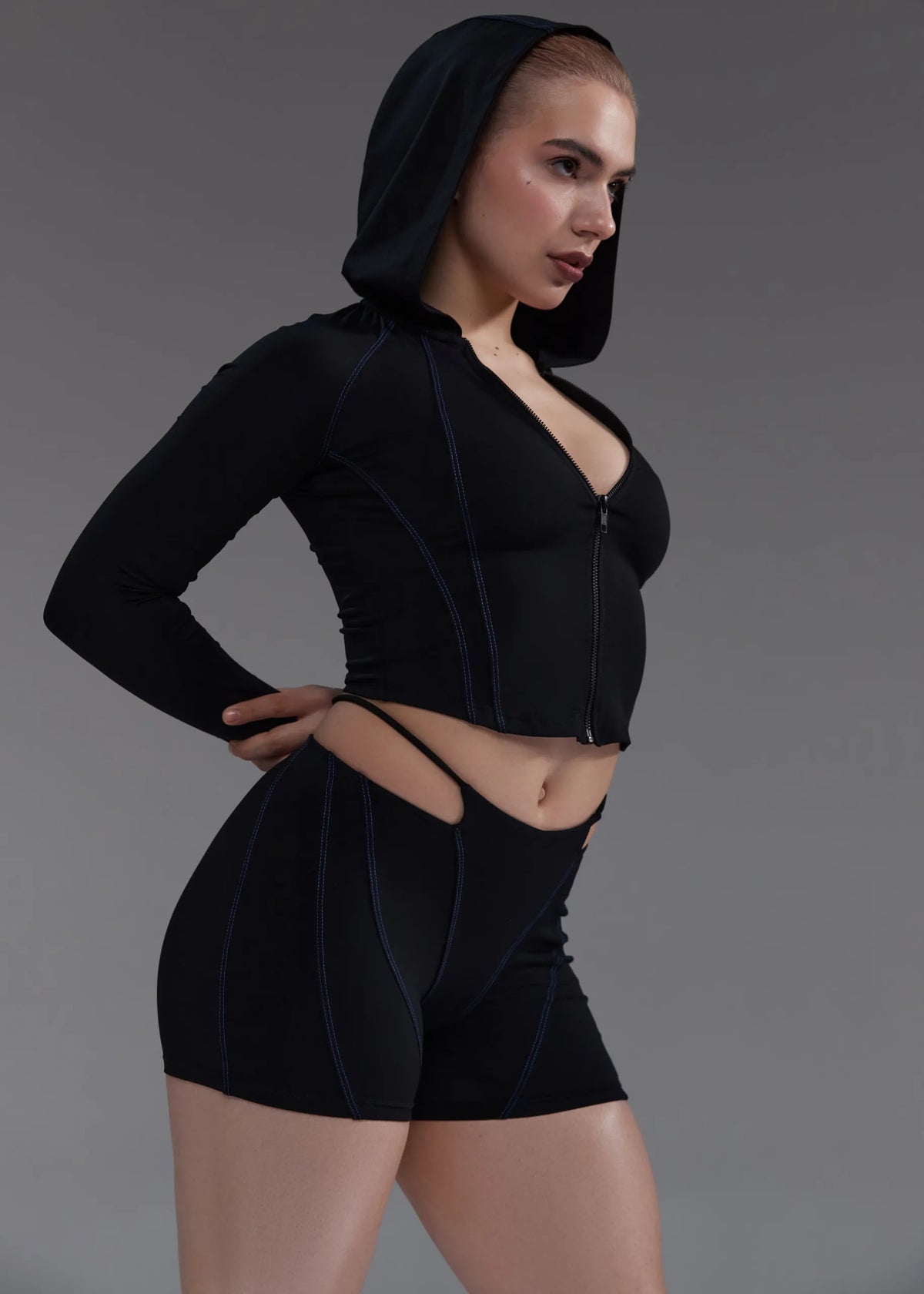 QUEEN - EXPOSED STRAP SHORTS IN BLACK