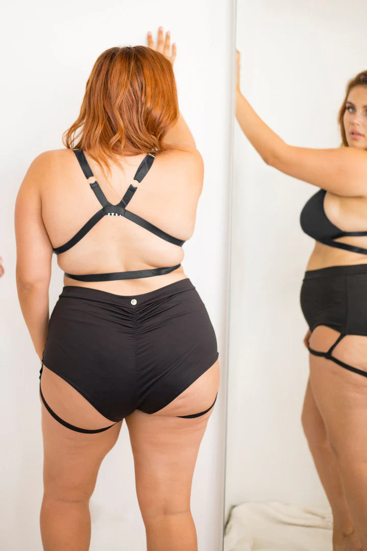 LUNALAE LURE YOU SHORTS - HIGH WAIST SCRUNCH GARTER SHORTS - SVART