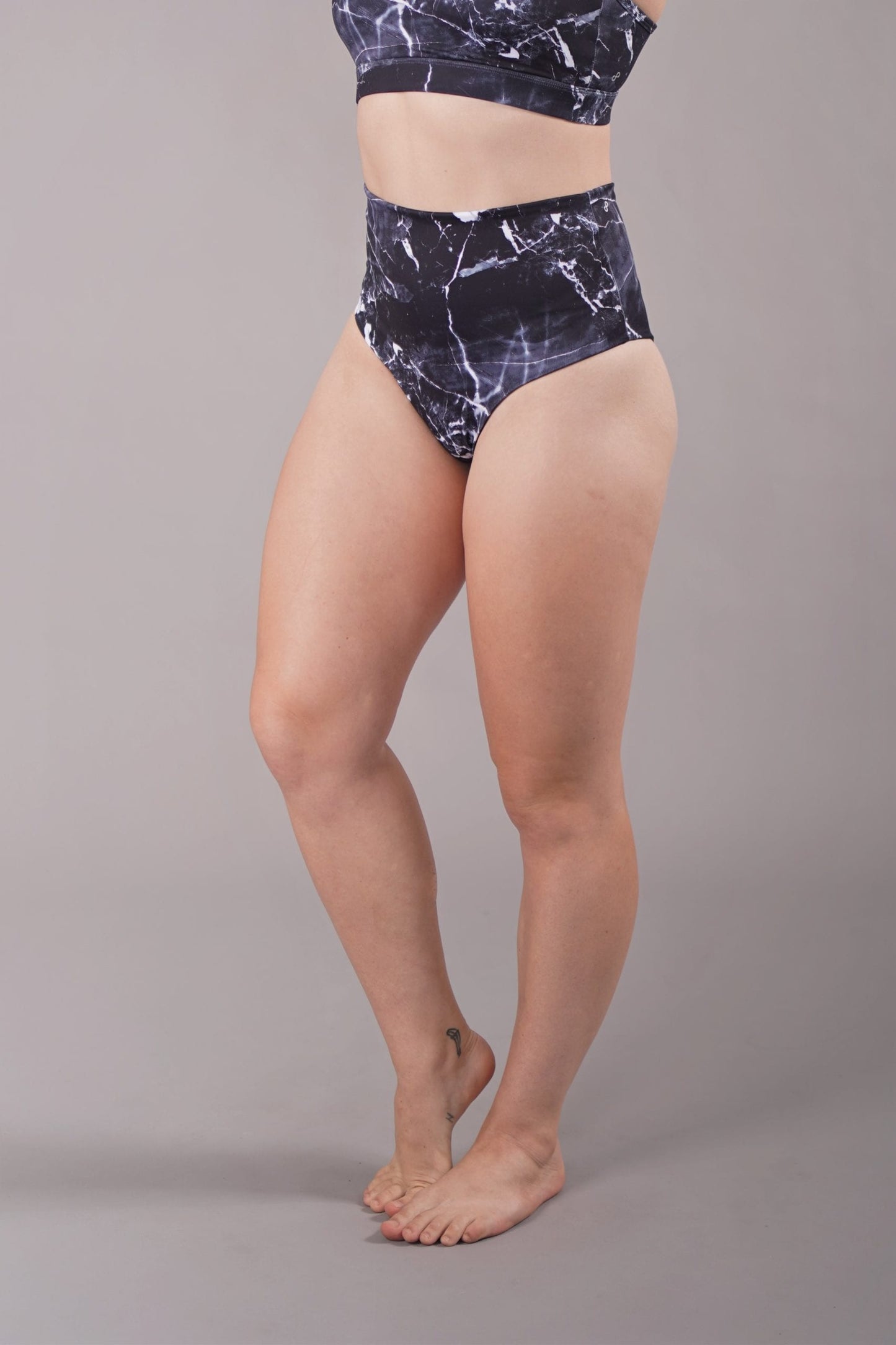 OFF THE POLE SCRUNCH HIGH WAIST SHORTS- SVART MARMOR