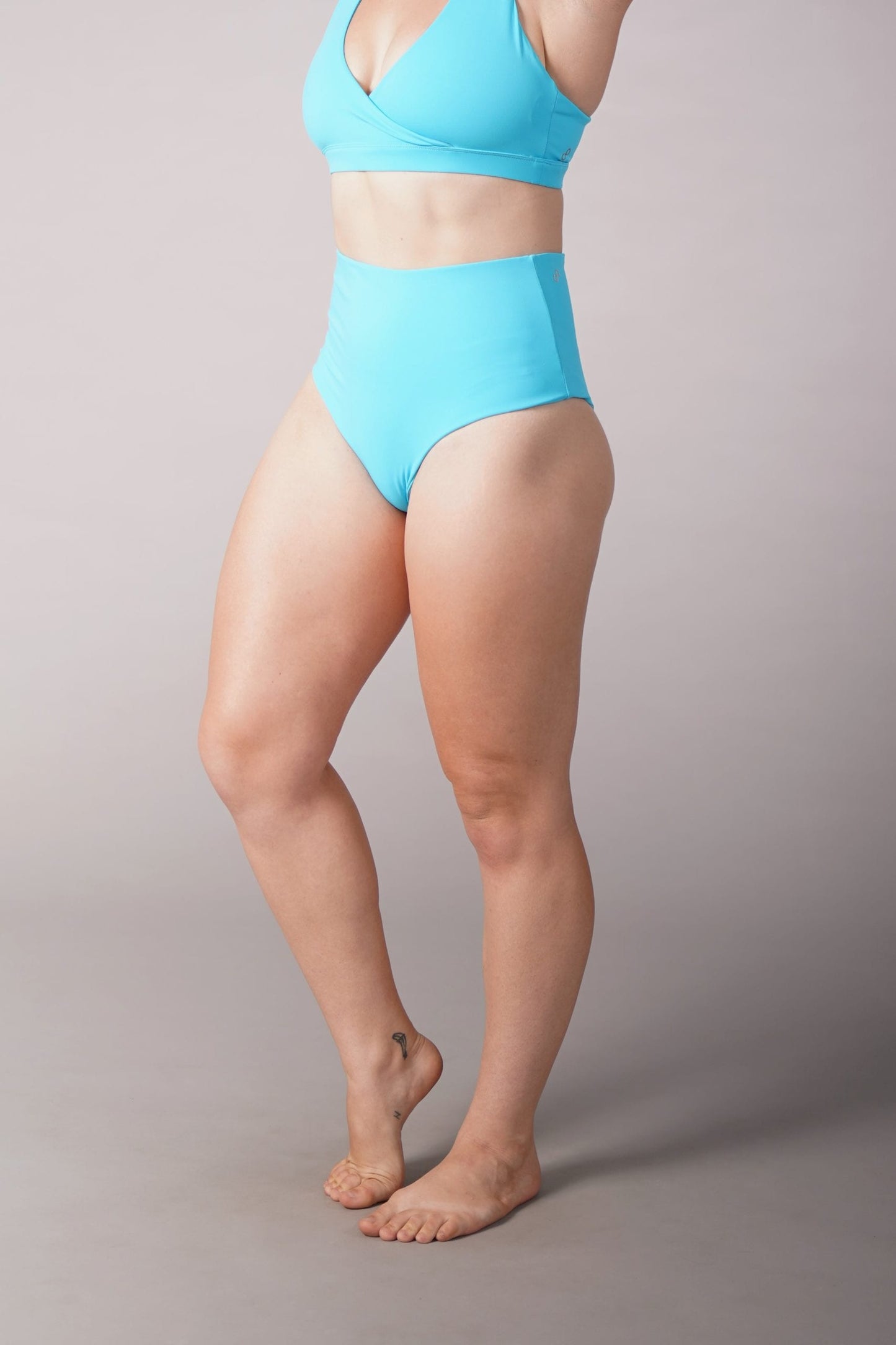 OFF THE POLE SCRUNCH HIGH WAIST SHORTS- LYS BLÅ