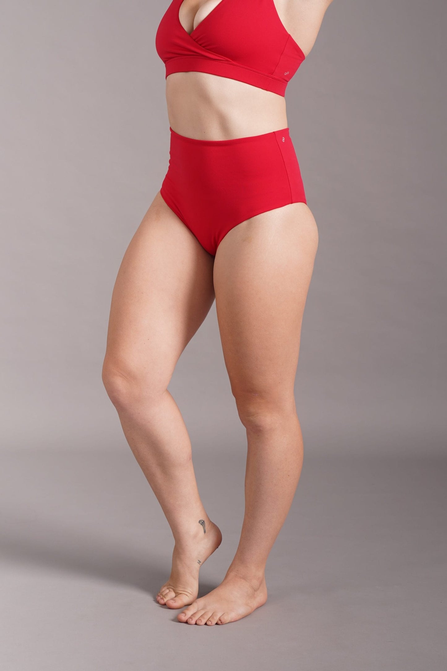 OFF THE POLE SCRUNCH HIGH WAIST SHORTS- RØD