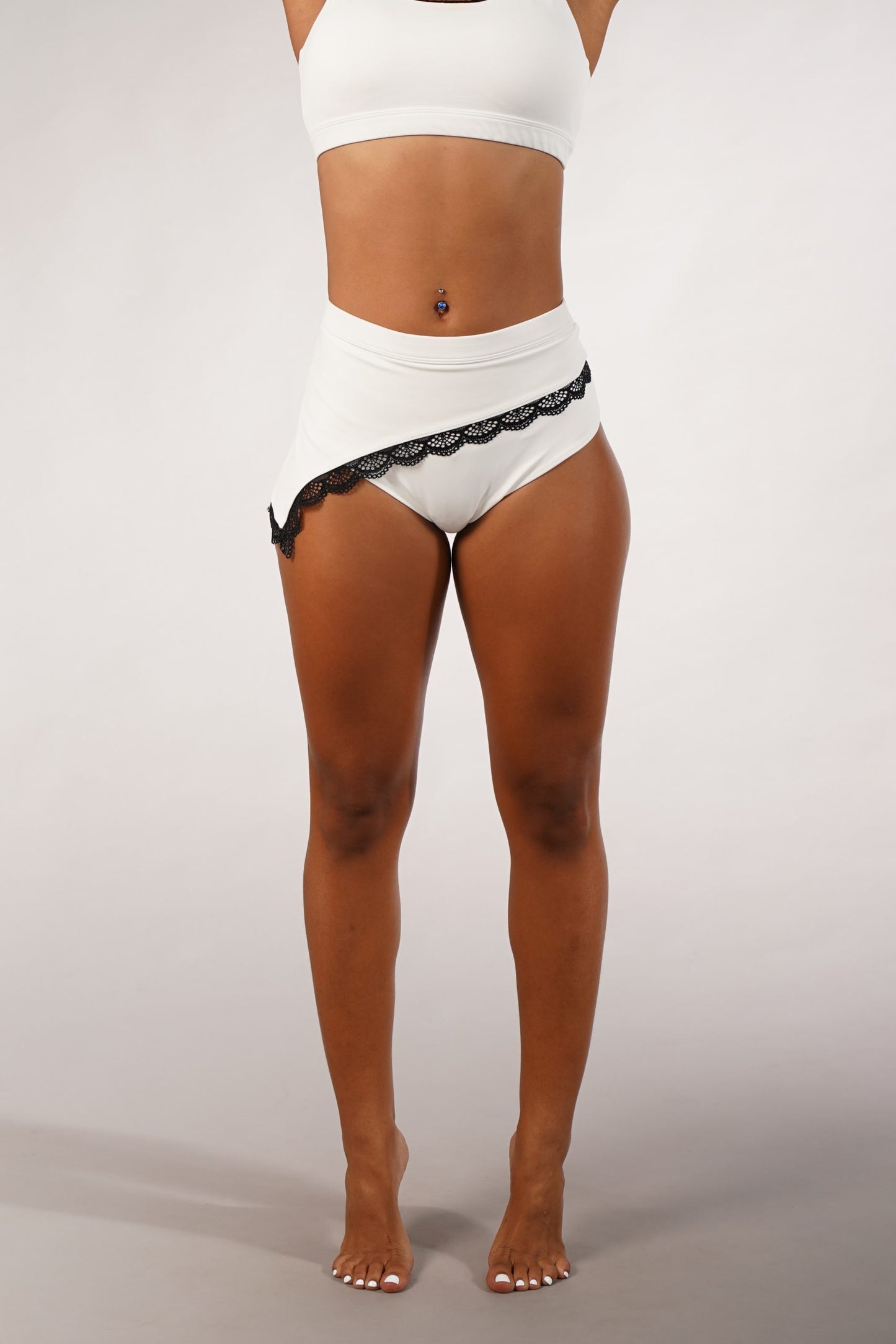 OFF THE POLE LACE SHORTS HVIT